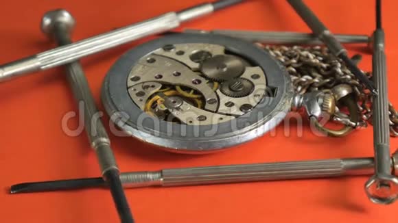 机械手表修理修理机械表上的零件视频的预览图
