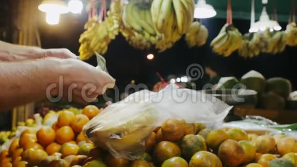 游客在亚洲集市购买水果视频的预览图