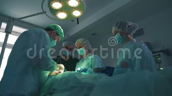一群外科医生视频的预览图