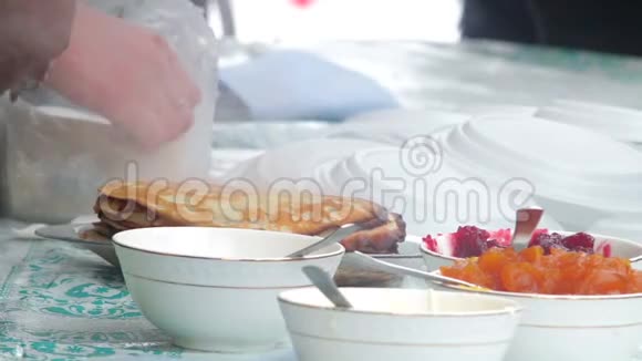 煎饼传统的俄罗斯美食马斯利尼察甜点视频的预览图