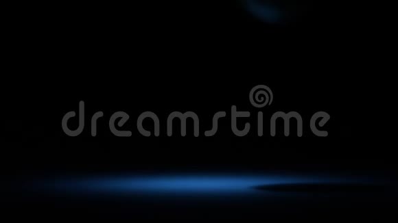 在蓝色光斑下石灰果实在水面上的特写液体飞溅缓慢下降视频的预览图