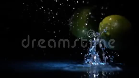 在蓝色光点落在水面上的柠檬果实有液体飞溅缓慢运动的水滴靠近视频的预览图