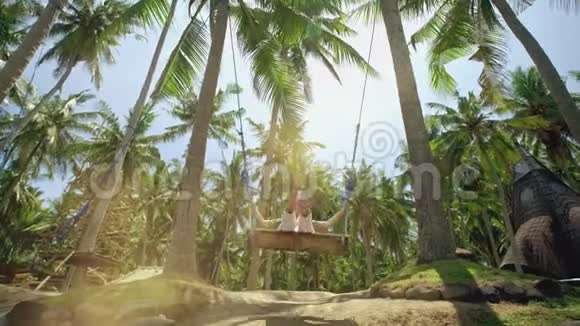 概念享受幸福和自由自由女人旅行概念在热带玩的女孩在绳子上摇摆视频的预览图
