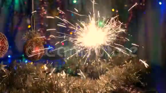 节日的烟火闪闪发光新年背景摄像机围绕物体的运动视频的预览图