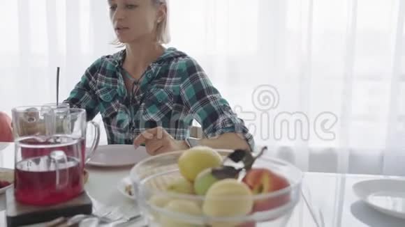 幸福的年轻家庭在厨房吃早餐营养餐视频的预览图