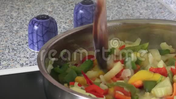 煎锅上炒出五颜六色的蔬菜视频的预览图