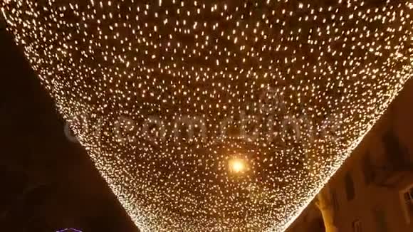 夜晚城市街道上的圣诞发光花环视频的预览图