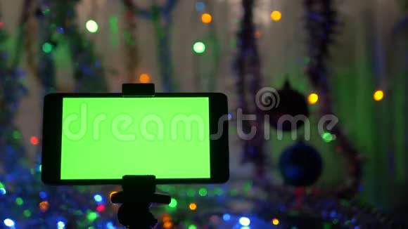 绿色屏幕的智能手机一个很好的机会来添加你的问候视频新年背景视频的预览图