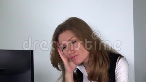 漂亮的女商人在电脑上工作压力大感到疲倦视频的预览图