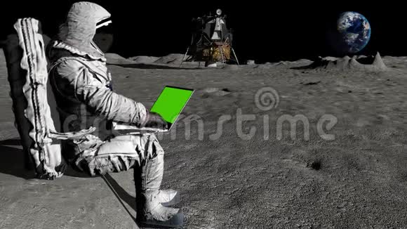 宇航员在月球上用绿色屏幕的笔记本电脑打字视频的预览图