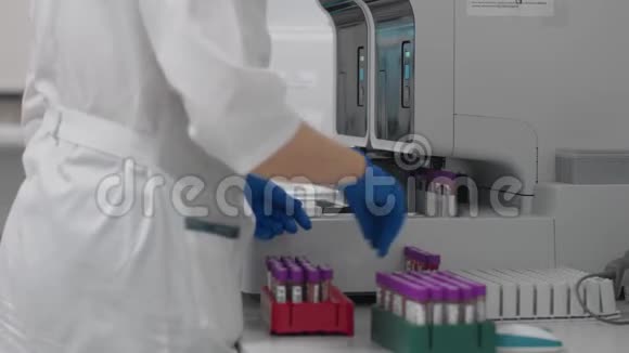 实验室技术人员在自动医疗设备中准备血液样本视频的预览图