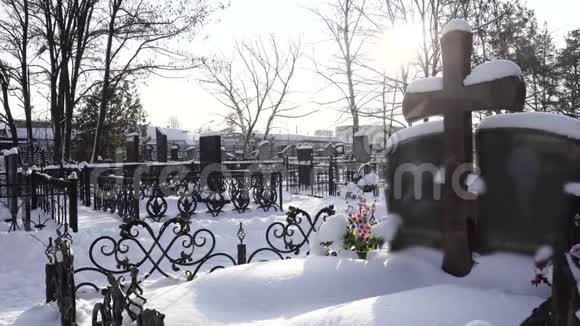 基督教十字架在墓地或墓地冬季在森林视频的预览图