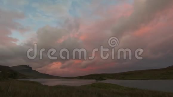 日落山上的老人斯托尔湖上的苏格兰时间流逝视频的预览图