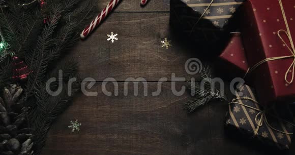 节日圣诞木制背景带有新年装饰和圣诞树的桌子木制的灯光模糊视频的预览图