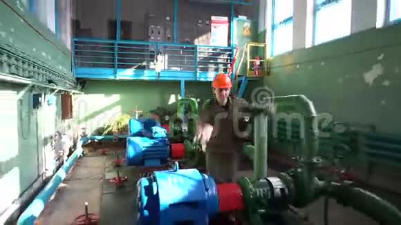 年轻英俊的工程师在工厂里跳跃视频的预览图