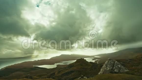 从山顶俯瞰大海和群山斯托尔老人时光流逝斯凯岛苏格兰视频的预览图