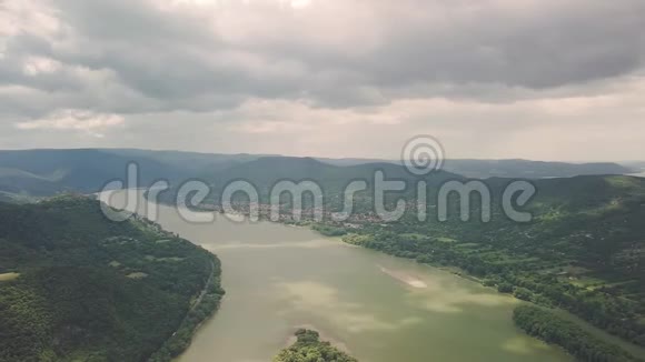 多瑙河在匈牙利弯曲视频的预览图