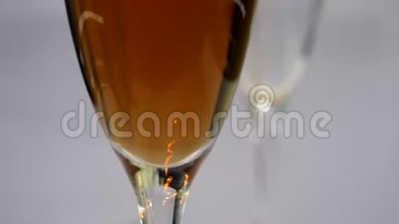 酒威士忌白兰地倒入玻璃杯中视频的预览图