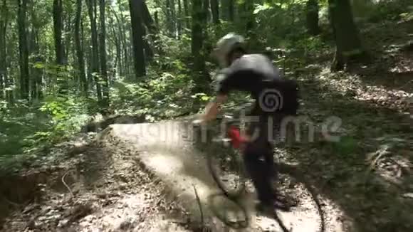 山地自行车技巧视频的预览图
