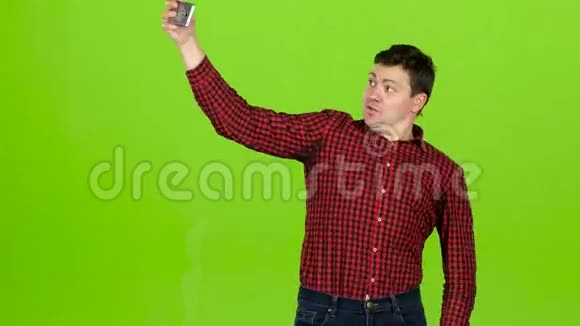人做一个快乐的自己竖起大拇指绿色屏幕视频的预览图