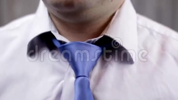 人伸直领带视频的预览图