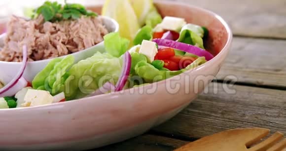 生肉和蔬菜放在碗里视频的预览图