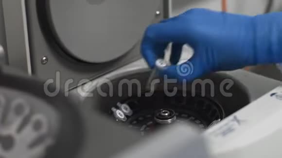 实验室技术人员用取样管装载离心机将血浆与血液分离视频的预览图