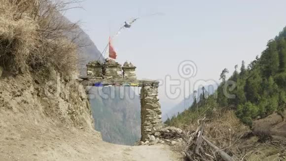 拱到尼泊尔的Lho村玛纳斯鲁巡回跋涉视频的预览图