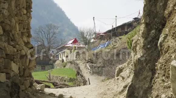 拱到尼泊尔的Lho村玛纳斯鲁巡回跋涉视频的预览图