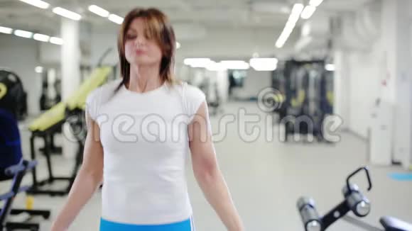 漂亮的女人在健身房跳绳视频的预览图