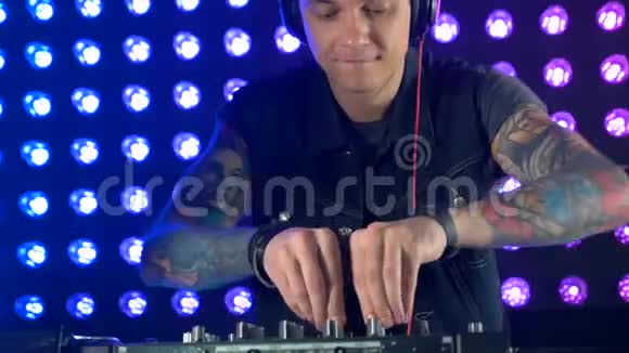 DJ戴着耳机播放音乐视频的预览图