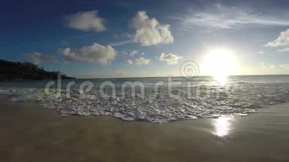 海浪冲上岸视频的预览图