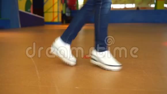 舞蹈大厅里年轻的嘻哈女舞者穿白色运动鞋跳脚的特写镜头视频的预览图