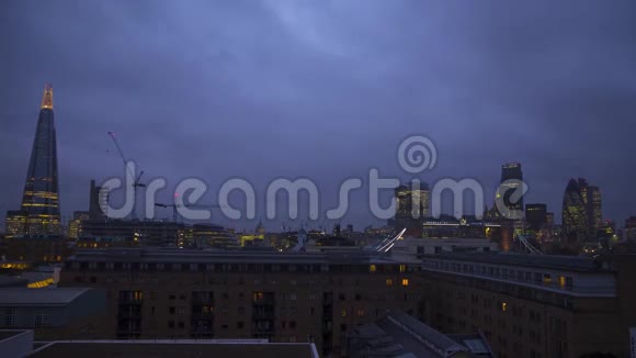 精彩的时光流逝在伦敦市中心的屋顶上乌云在漆黑的夜空中快速移动视频的预览图