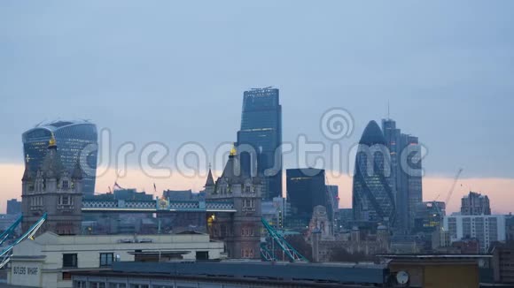 精彩的稳定的时间流逝的全景现代建筑多云的城市景观伦敦市中心塔桥视频的预览图