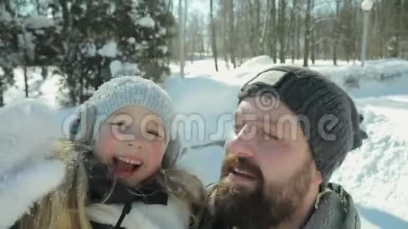 快乐的父女在公园散步视频的预览图