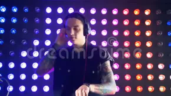 熟练的DJ在夜总会演奏音乐视频的预览图