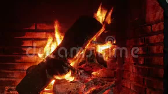 燃烧的壁炉壁炉作为一件家具视频的预览图