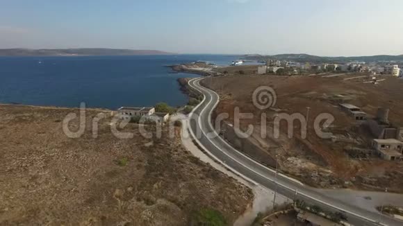 空弯曲的高速公路孤车从爱琴海沿岸驶过视频的预览图