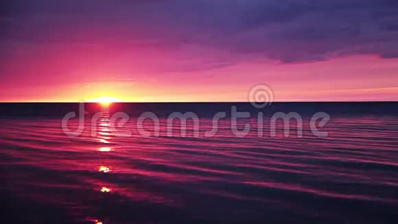 日落于平静的海洋视频的预览图