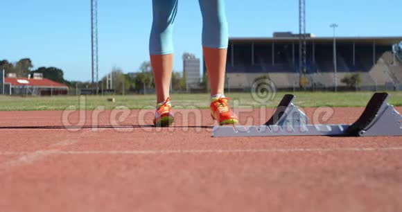 女运动员准备参加4k跑道的比赛视频的预览图