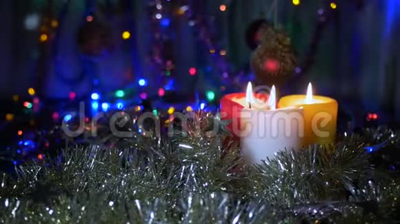 新年蜡烛正在燃烧五彩灯闪摄像机围绕物体的运动视频的预览图