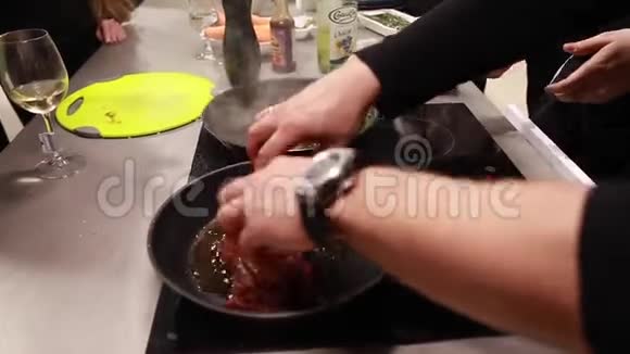 厨师用平底锅煮炒肉排从盘子里蒸出来食物大师级有选择的重点视频的预览图