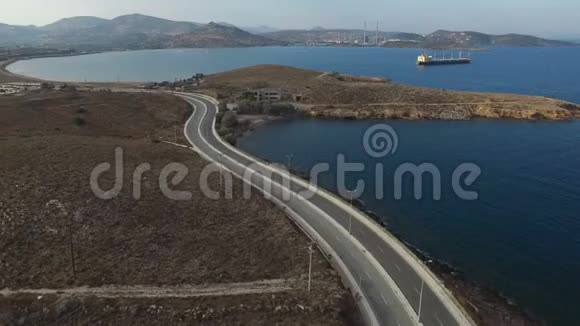 空弯曲的高速公路孤车沿着爱琴海海岸行驶视频的预览图