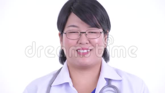 快乐超重的亚洲女医生微笑的脸视频的预览图
