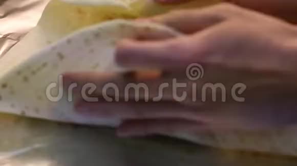 准备墨西哥食物在墨西哥餐馆的厨房里做玉米煎饼视频的预览图