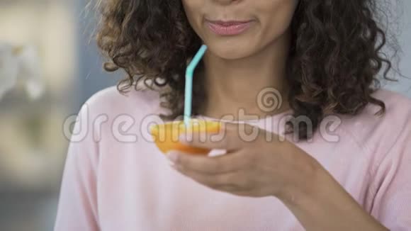 多种族妇女喝橙汁保健营养视频的预览图