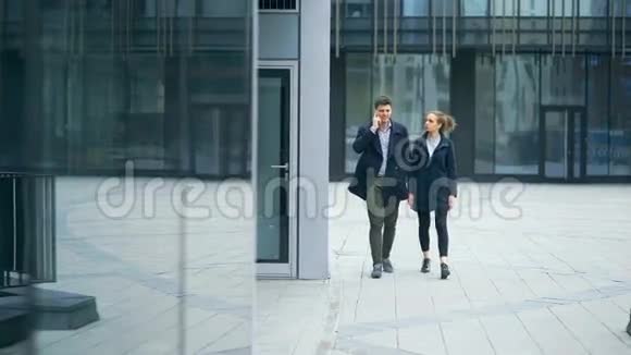 两个商务同事在办公室外面散步视频的预览图