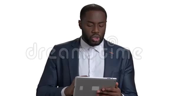 非洲黑人演讲者平板电脑在商业研讨会上视频的预览图