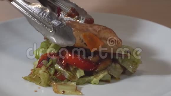 用刀叉在白色盘子上切烤牛排特写镜头1080p视频的预览图